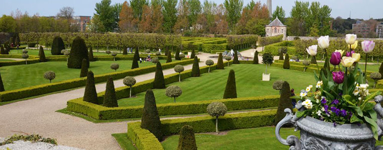 Der geometrische Barrockgarten lädt zu einem Spaziergang ein