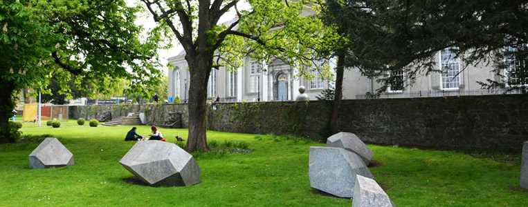 Moderne Skulpturen auf dem Gelände um das frühere Pflegeheim