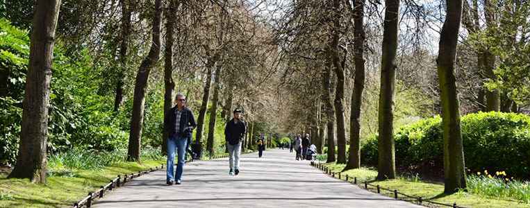 Spaziergänger genießen die Ruhe