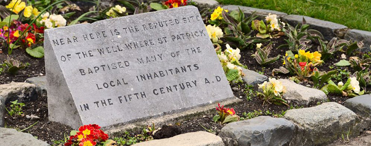Unweit der Quelle an der St. Patrick zahlreiche Einheimische taufte