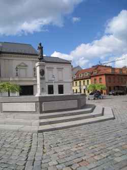 Simon-Dach-Brunnen mit „Ännchen von Tharau“ Denkmal auf dem Theaterplatz in Klaipeda