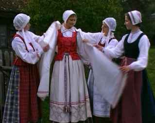 Frauen-Nationalkostüme in Dzukija