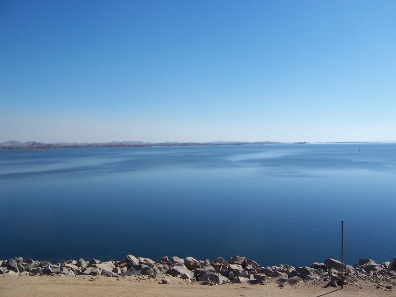 Zwar lädt das blaue Meer zum Schwimmen und Baden ein, dies wird jedoch auf dem Nassersee nicht gern gesehen Zwar lädt das blaue Meer zum Schwimmen und Baden ein, dies wird jedoch auf dem Nassersee nicht gern gesehen