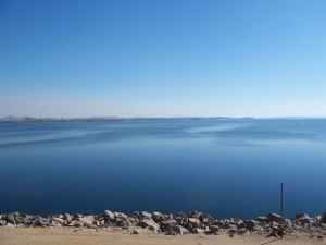 Zwar lädt das blaue Meer zum Schwimmen und Baden ein, dies wird jedoch auf dem Nassersee nicht gern gesehen