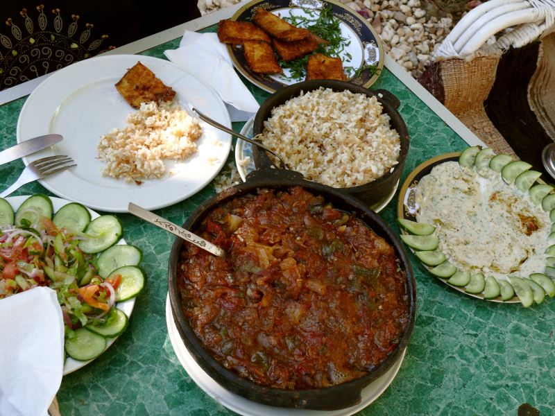 Ein Tisch voller ägyptischen Köstlichkeiten Ein Tisch voller ägyptischen Köstlichkeiten
