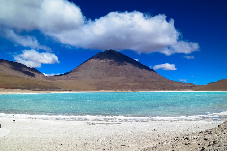 Der Salzsee in der Atacama Wüste ist ein Beispiel für Chiles Naturwunder.