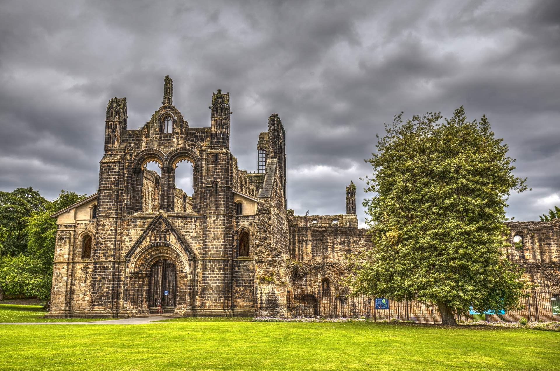 Die wildromantische Ruine der Kirkstall Abbey. Leeds.
