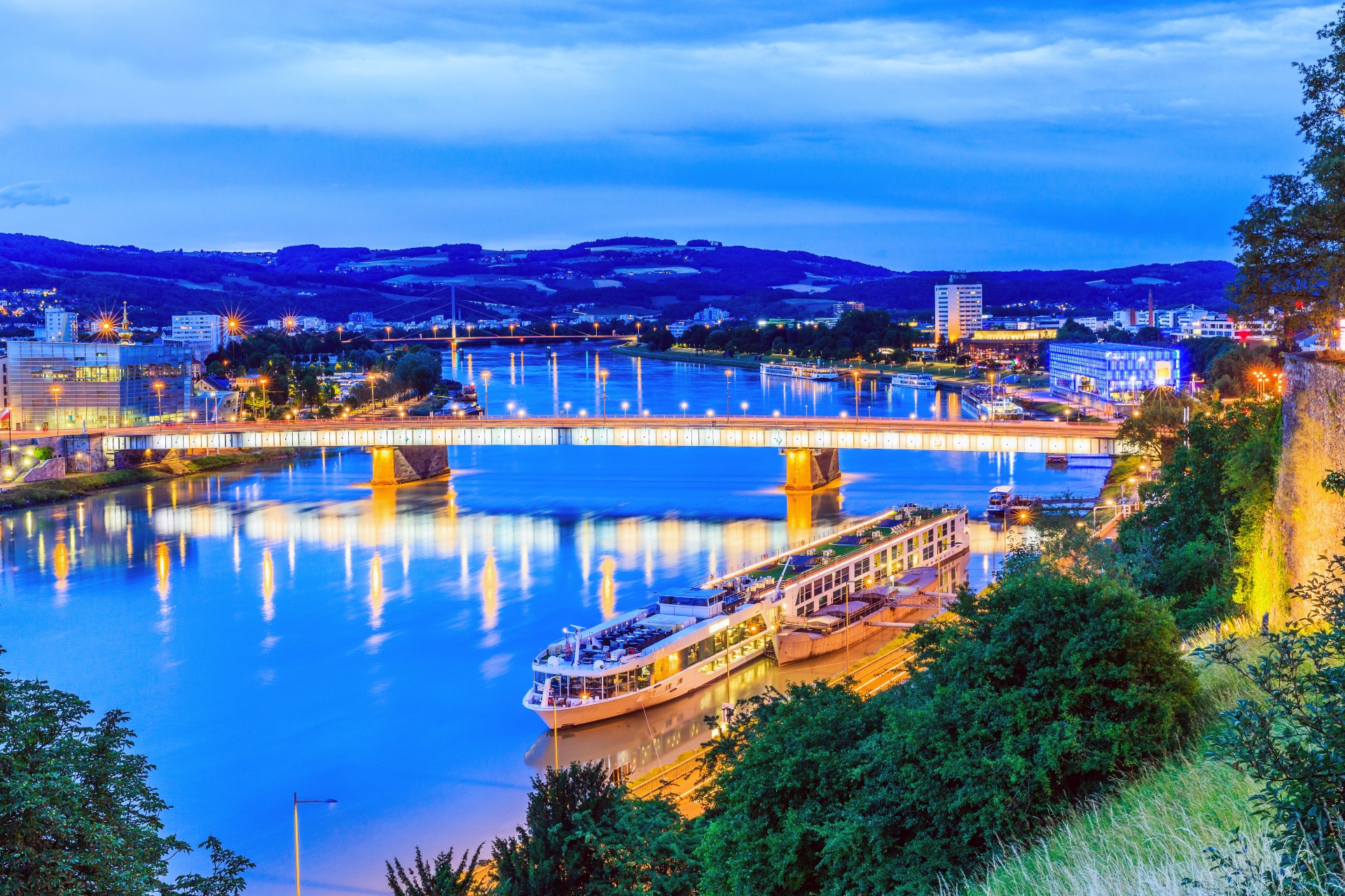 Die Nibelungenbrücke bei Nacht. Linz Städtereisen