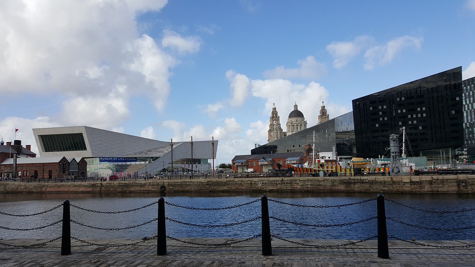 Links das kostenlose Museum of Liverpool.