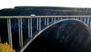 Motorrad- und Autoreiserouten führen sehr oft über beeindruckende Brücken