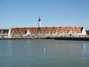 Blick vom Meer auf Calais