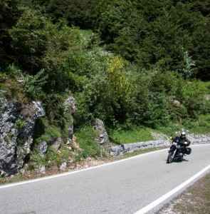 Motorradfahrer lieben kurvige Bergrouten