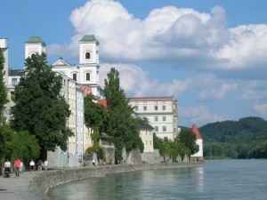Die Donaupromenade in Passau, das Ziel der Schiffsreise Die Donaupromenade in Passau, das Ziel der Schiffsreise