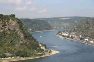 Der Rhein schlängelt sich durch schöne Landschaften