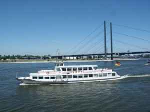 Ein Ausflugsschiff auf dem Rhein