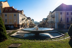 Blick auf den Marktplatz mit Brunnen in Franzensbad