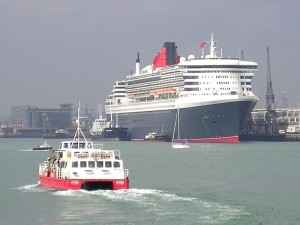 Aus dem Hafen von Southampton steuert die Queen Mary über den Atlantik