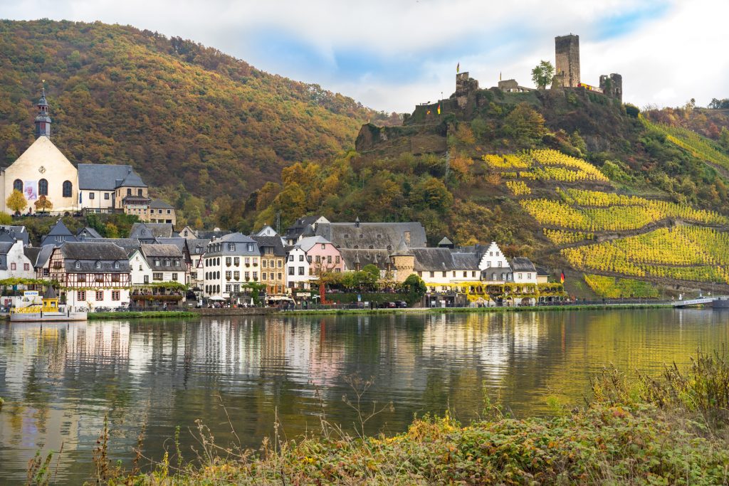 An der Mosel wechseln sich pittoreske Ortschaften, Weinberge und historische Bauten ab.