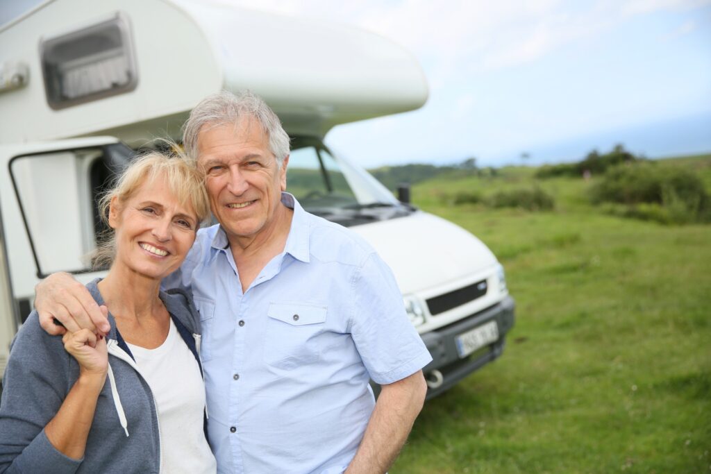 Rentnerpaar mit Wohnmobil