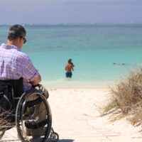 Rollstuhlfahrer am Strand