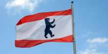 Landesflagge von Berlin, Flagge, Fahne, Rot, Weiss, Berliner Baer, Wappentier, Beflaggung, Berlin, Mai 2011, Bild Nr.: N34801