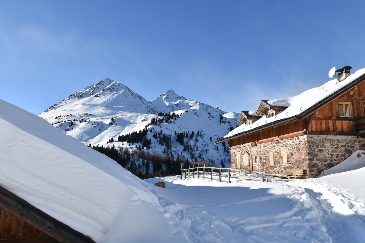 Schneelandschaft mit Hotel