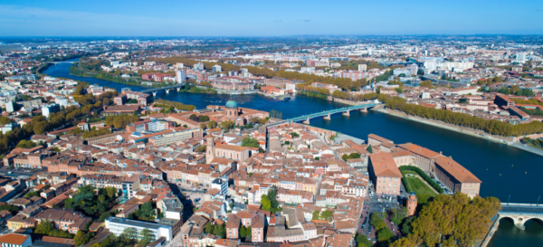 Toulouse, das bedeutendste europäische Luftfahrtzentrum begeistert auch mit beeindruckenden Bauwerken. Hier Point Saint Pierre über dem Fluss Garonne