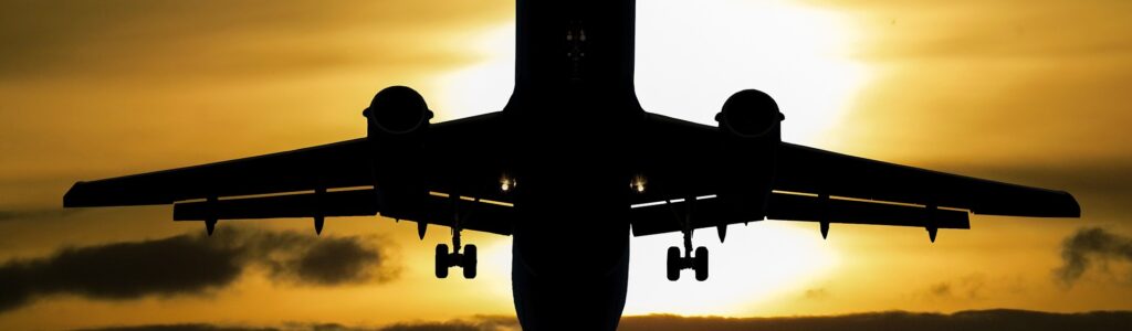 Flugzeug vor dem Sonnenuntergang
