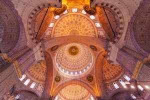 Anblicke wie diese machen die Tradition und den Charme des Fremden in der Türkei spürbar. Der orientalische Touch des Islam ist auch in der Neuen Moschee sichtbar und zieht in seinen Bann. Foto: fotolia ©pop_gino #102703060