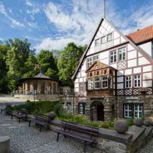 Blick in den Feengrottenpark mit Quellenhaus und Brunnentempel