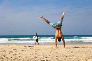 Handstand im Sand