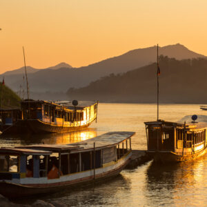 Boote auf dem Mekong bei Luang Prabang