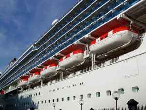 Rettungsboote am Schiff