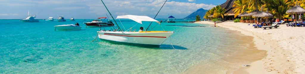 Boot am Strand von Mauritius