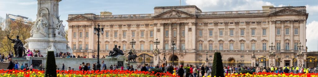 Buckingham Palace in London. Ist die Queen zuhause, weht neben dem Union Jack auch die Royal Standard Flag.