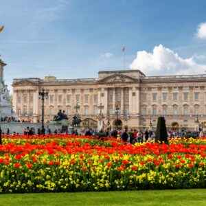 Buckingham Palace in London. Ist die Queen zuhause, weht neben dem Union Jack auch die Royal Standard Flag.