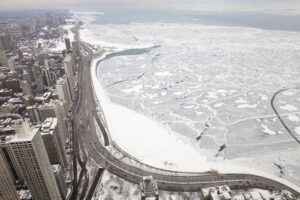 Chicago im Winter vor zugefrorenem Lake Michigan