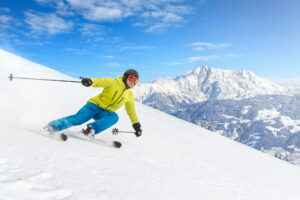 Mann fährt Ski
