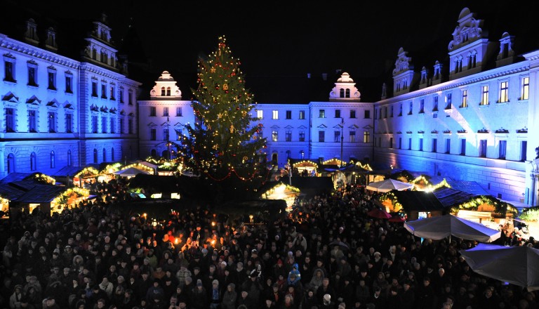 Fürstin Gloria von Thurn und Taxis eröffnet Weihnachtsmarkt Regensburg
