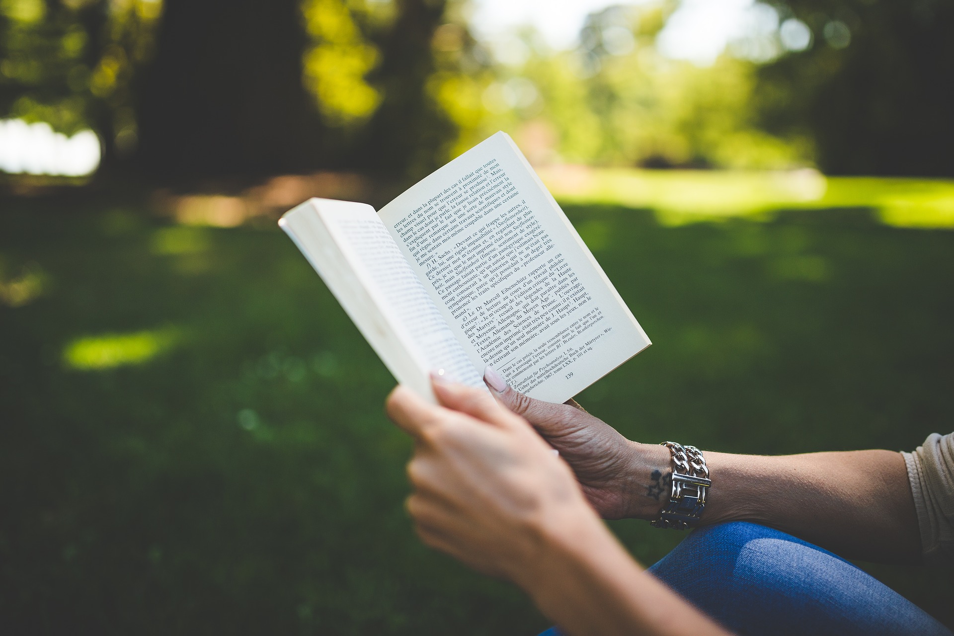 aufgeschlagenes Buch