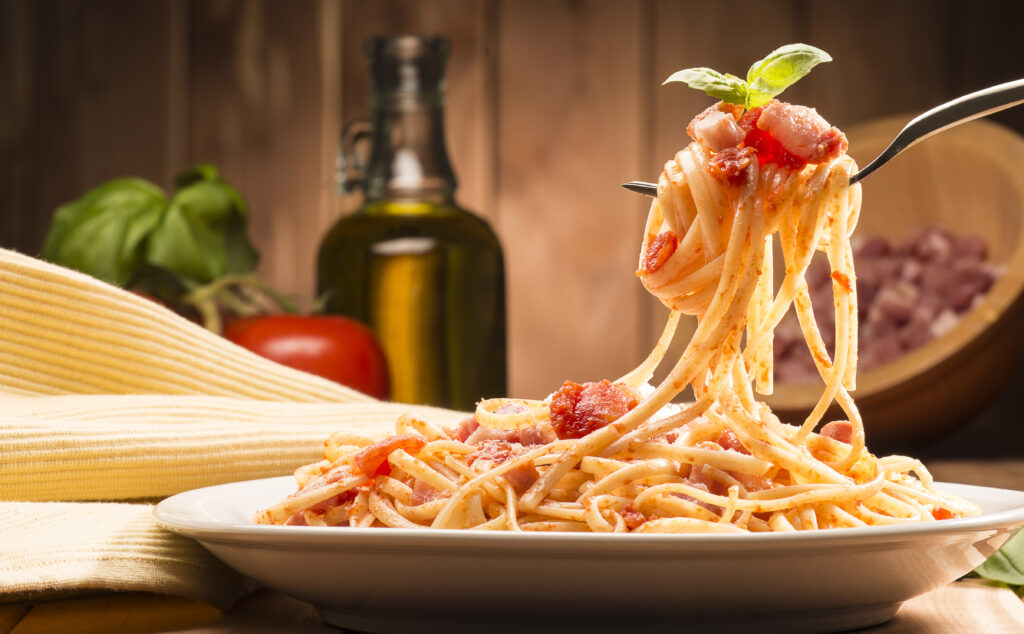 Ein Teller Spaghetti mit roter Soße