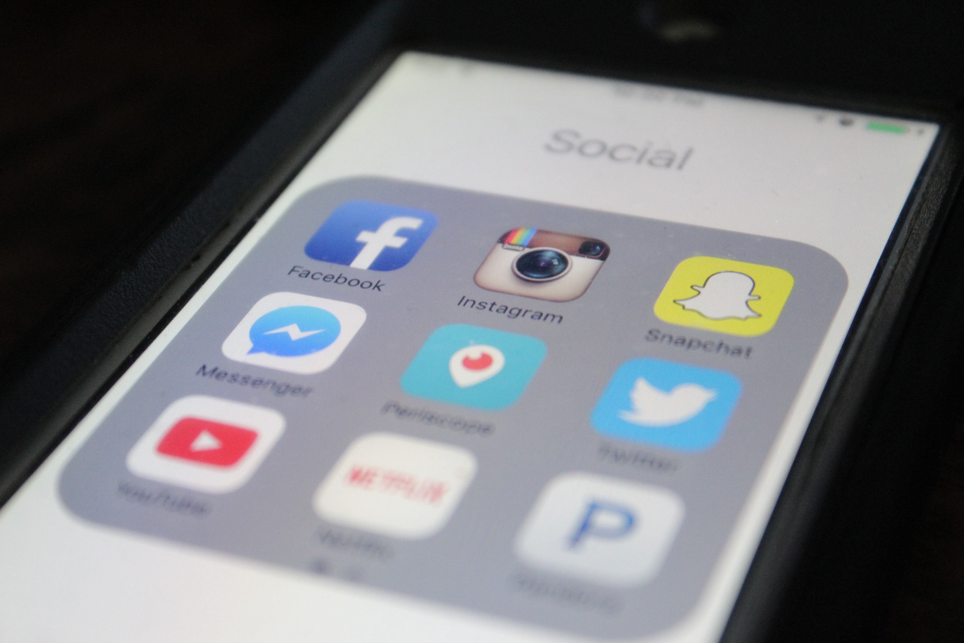 Handy mit Social Media Apps auf Display