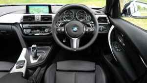 Auto Cockpit mit Steuer auf der linken Seite